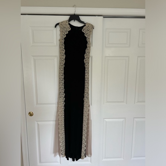 Gorgeous black tie gown, black and gold, size 6, worn once - Picture 1 of 7